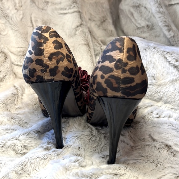 Steve Madden leopard 4 inch heels beautiful red accent - Picture 4 of 5